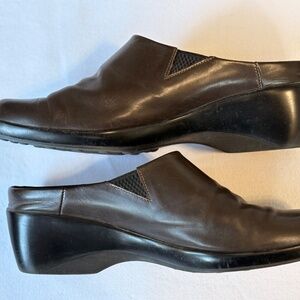 Elegant Brown Clogs with Comfort and Versatility